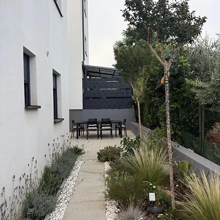 Pleasing Place Free Private Parking דירה